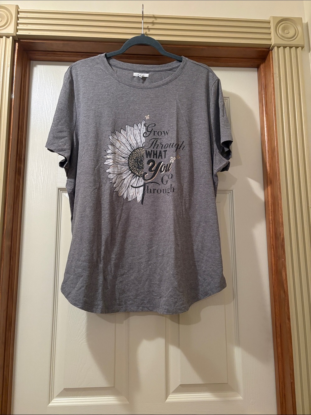 Maurices Gray Sunflower Graphic Short Sleeve Tee